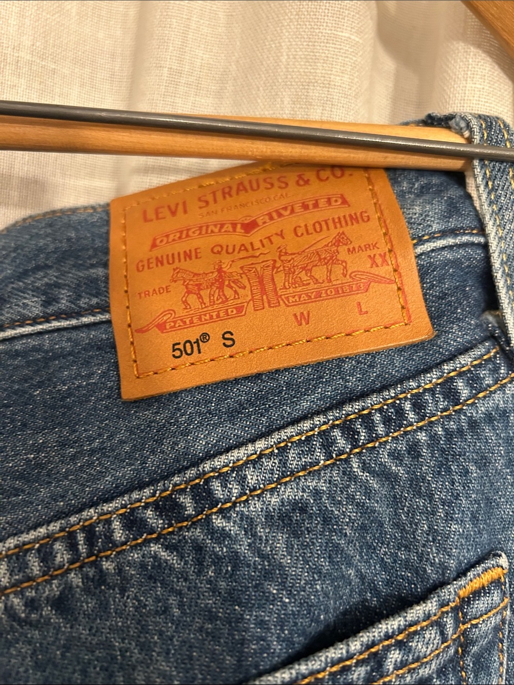 Levi's Boyfriend Jeans - Dark Blue with Distressed Knee - Picture 4 of 4